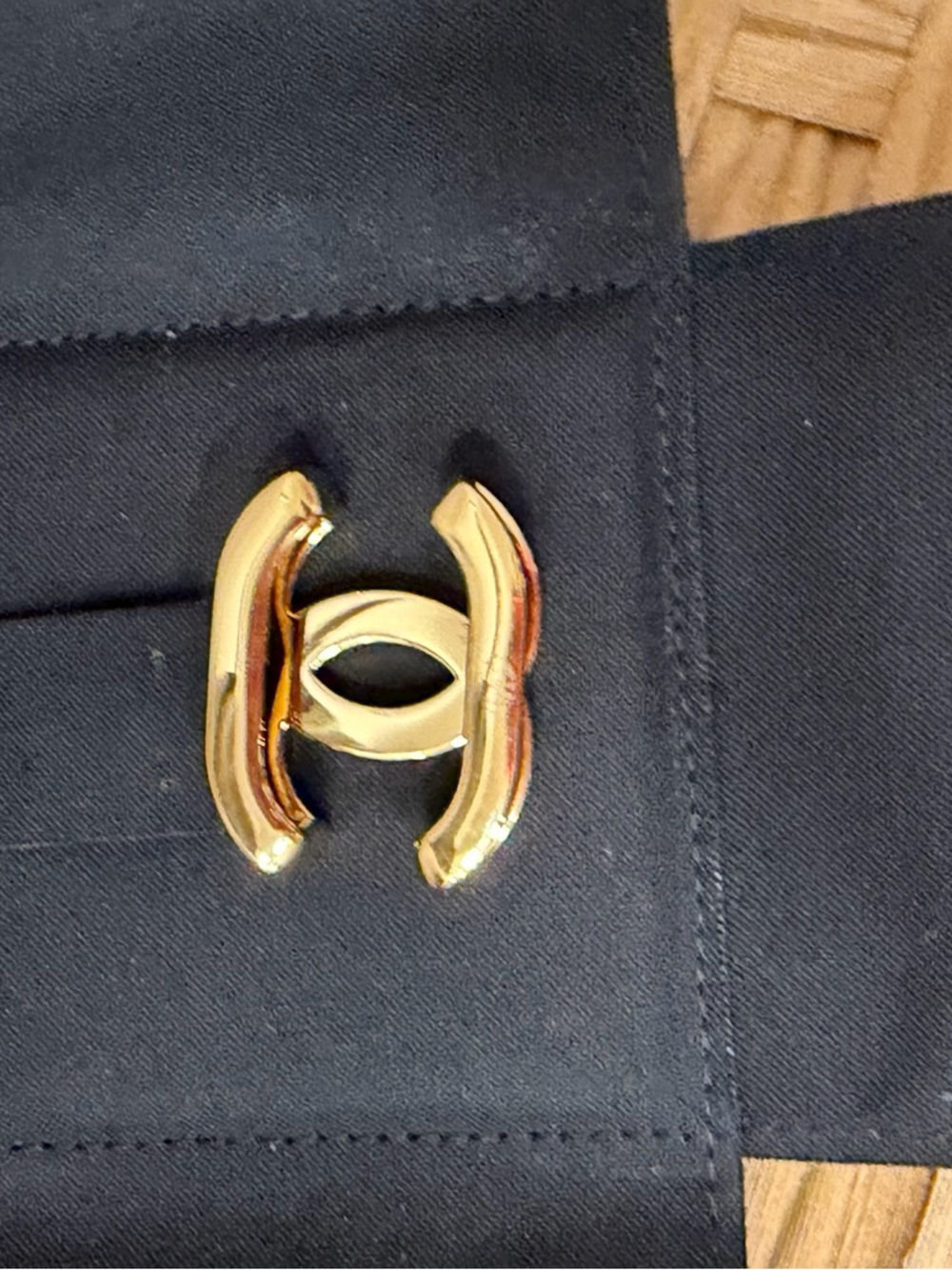 CHANEL Gold Interlocking CC scarf ring 2026 - Picture 8 of 13